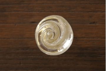 3段重ね桐箪笥の中段をローチェストにリメイク!取っ手を交換し、ヒノキ無垢材の天板と木製丸脚を取り付け。オーク系に着色仕上げ。