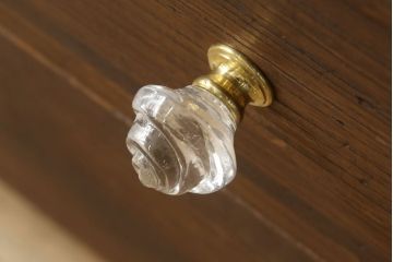 3段重ね桐箪笥の中段をローチェストにリメイク!取っ手を交換し、ヒノキ無垢材の天板と木製丸脚を取り付け。オーク系に着色仕上げ。