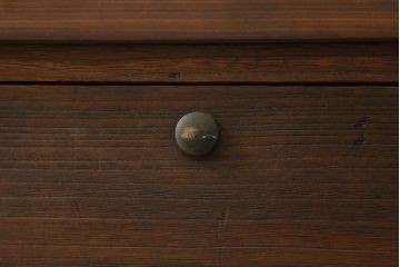 3段重ね桐箪笥の中段をローチェストにリメイク!取っ手を交換し、ヒノキ無垢材の天板と木製丸脚を取り付け。オーク系に着色仕上げ。