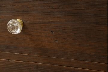 3段重ね桐箪笥の中段をローチェストにリメイク!取っ手を交換し、ヒノキ無垢材の天板と木製丸脚を取り付け。オーク系に着色仕上げ。