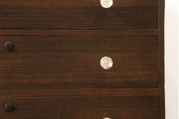 3段重ね桐箪笥の中段をローチェストにリメイク!取っ手を交換し、ヒノキ無垢材の天板と木製丸脚を取り付け。オーク系に着色仕上げ。