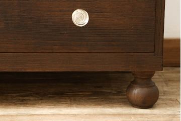 3段重ね桐箪笥の中段をローチェストにリメイク!取っ手を交換し、ヒノキ無垢材の天板と木製丸脚を取り付け。オーク系に着色仕上げ。
