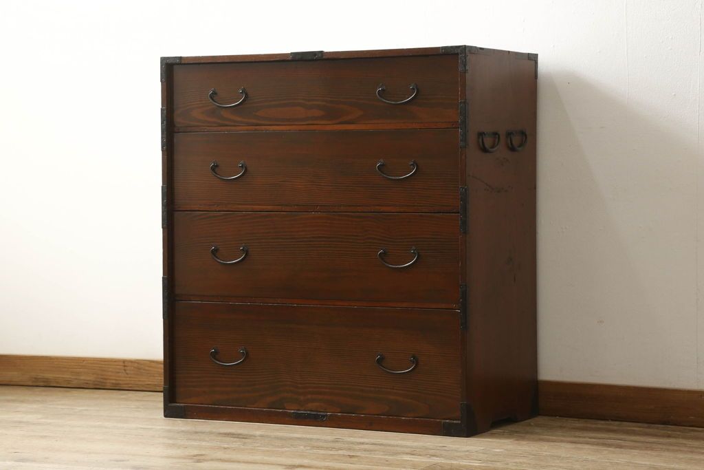 和箪笥を綺麗に再生!閂(かんぬき)は直さずそのままに、色味は本体に合わせて仕上げ。