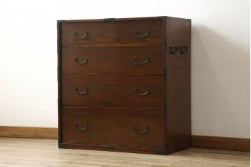 和箪笥を綺麗に再生!閂(かんぬき)は直さずそのままに、色味は本体に合わせて仕上げ。