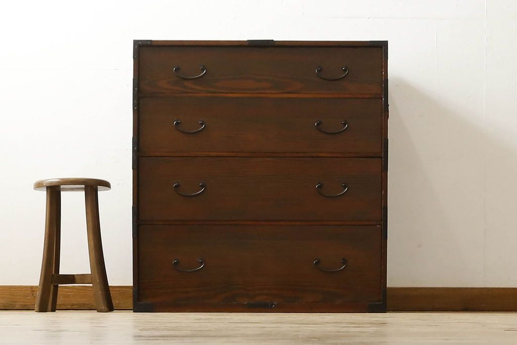 和箪笥を綺麗に再生!閂(かんぬき)は直さずそのままに、色味は本体に合わせて仕上げ。