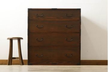 和箪笥を綺麗に再生!閂(かんぬき)は直さずそのままに、色味は本体に合わせて仕上げ。