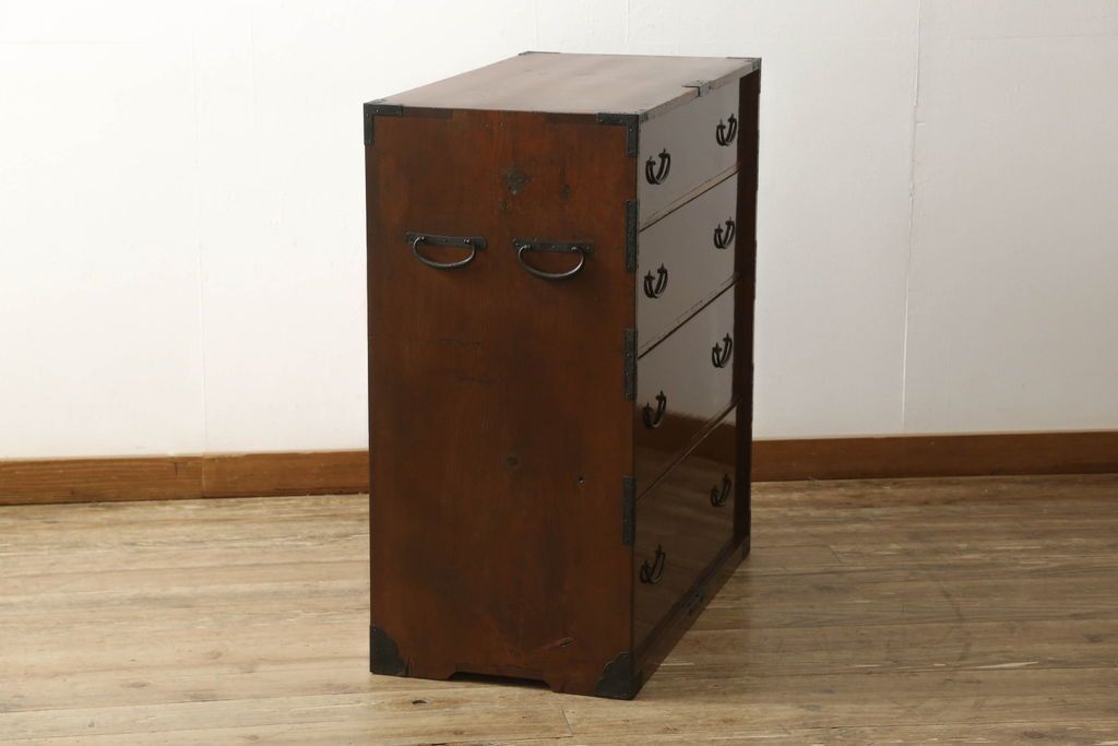 和箪笥を綺麗に再生!閂(かんぬき)は直さずそのままに、色味は本体に合わせて仕上げ。