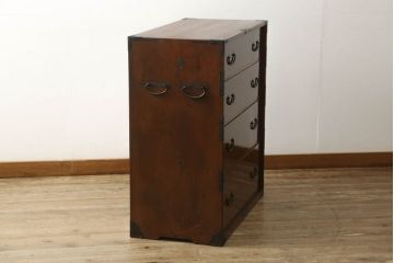 和箪笥を綺麗に再生!閂(かんぬき)は直さずそのままに、色味は本体に合わせて仕上げ。