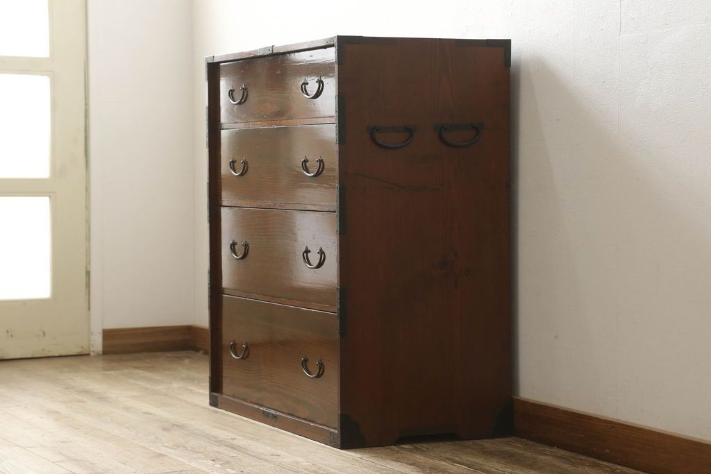 和箪笥を綺麗に再生!閂(かんぬき)は直さずそのままに、色味は本体に合わせて仕上げ。