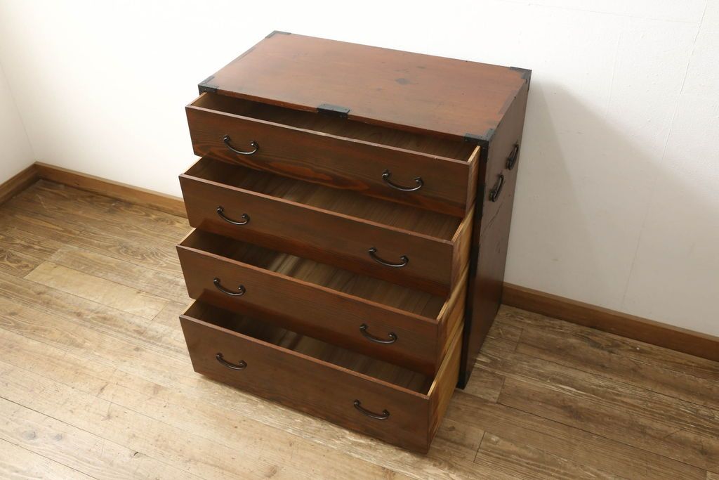 和箪笥を綺麗に再生!閂(かんぬき)は直さずそのままに、色味は本体に合わせて仕上げ。