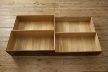 和箪笥を綺麗に再生!閂(かんぬき)は直さずそのままに、色味は本体に合わせて仕上げ。