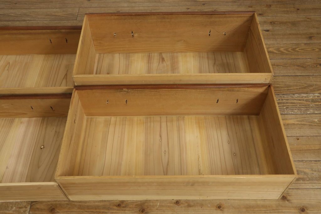 和箪笥を綺麗に再生!閂(かんぬき)は直さずそのままに、色味は本体に合わせて仕上げ。