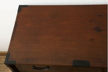 和箪笥を綺麗に再生!閂(かんぬき)は直さずそのままに、色味は本体に合わせて仕上げ。