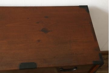 和箪笥を綺麗に再生!閂(かんぬき)は直さずそのままに、色味は本体に合わせて仕上げ。