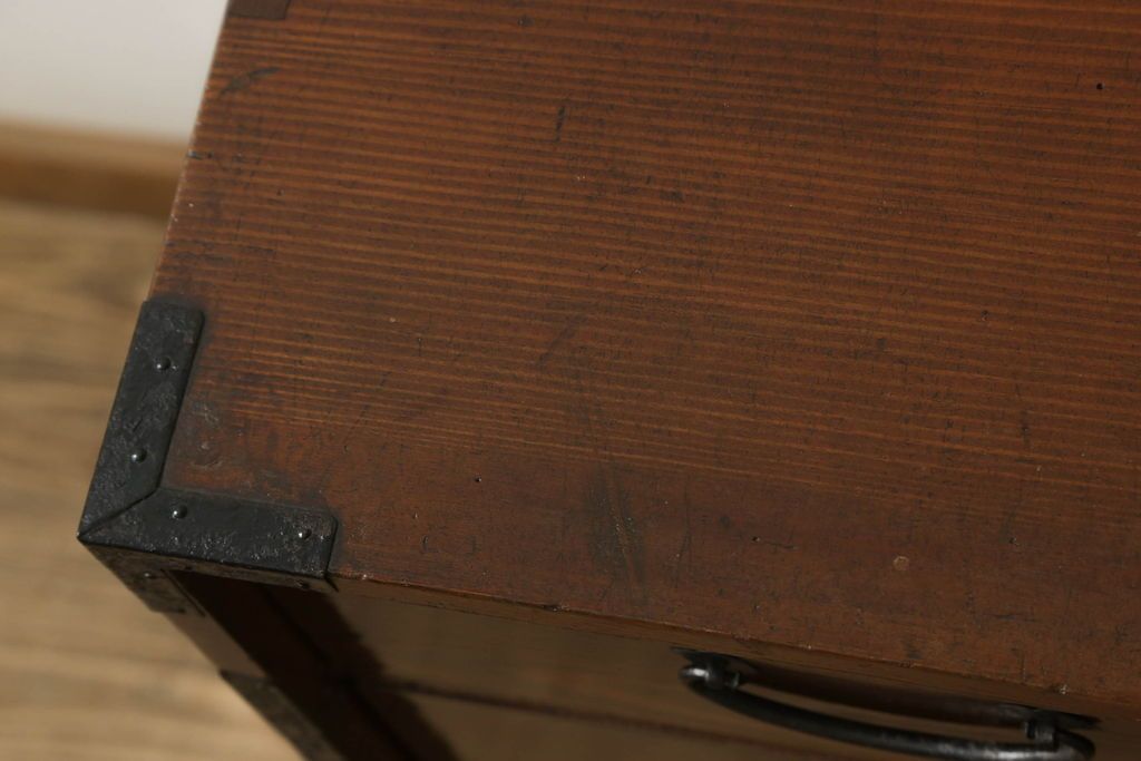 和箪笥を綺麗に再生!閂(かんぬき)は直さずそのままに、色味は本体に合わせて仕上げ。