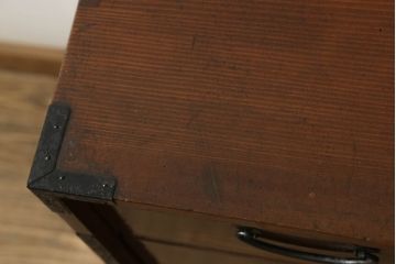 和箪笥を綺麗に再生!閂(かんぬき)は直さずそのままに、色味は本体に合わせて仕上げ。