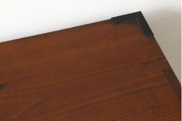 和箪笥を綺麗に再生!閂(かんぬき)は直さずそのままに、色味は本体に合わせて仕上げ。
