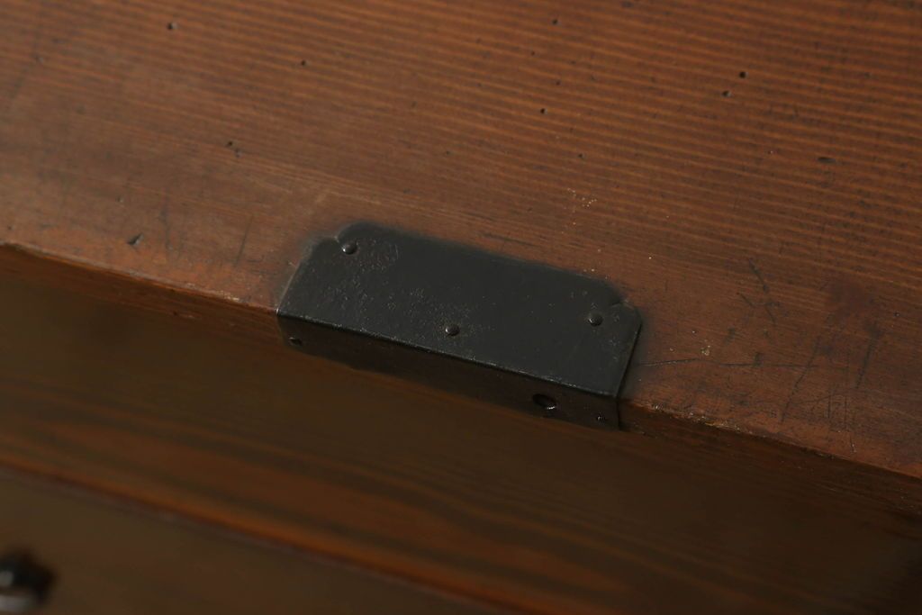 和箪笥を綺麗に再生!閂(かんぬき)は直さずそのままに、色味は本体に合わせて仕上げ。