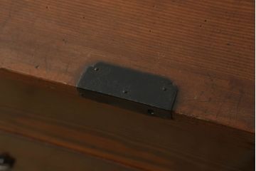 和箪笥を綺麗に再生!閂(かんぬき)は直さずそのままに、色味は本体に合わせて仕上げ。