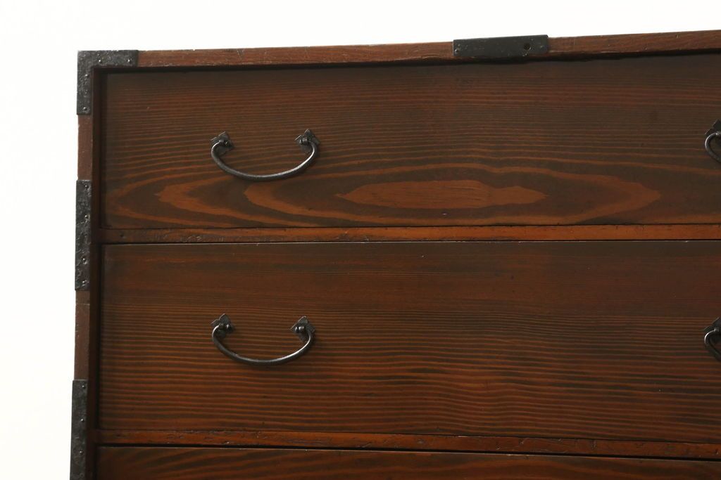 和箪笥を綺麗に再生!閂(かんぬき)は直さずそのままに、色味は本体に合わせて仕上げ。