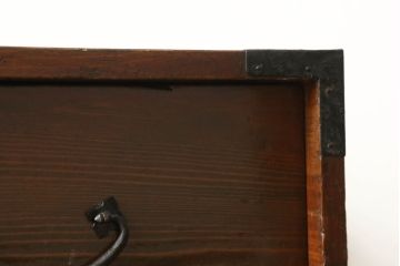 和箪笥を綺麗に再生!閂(かんぬき)は直さずそのままに、色味は本体に合わせて仕上げ。