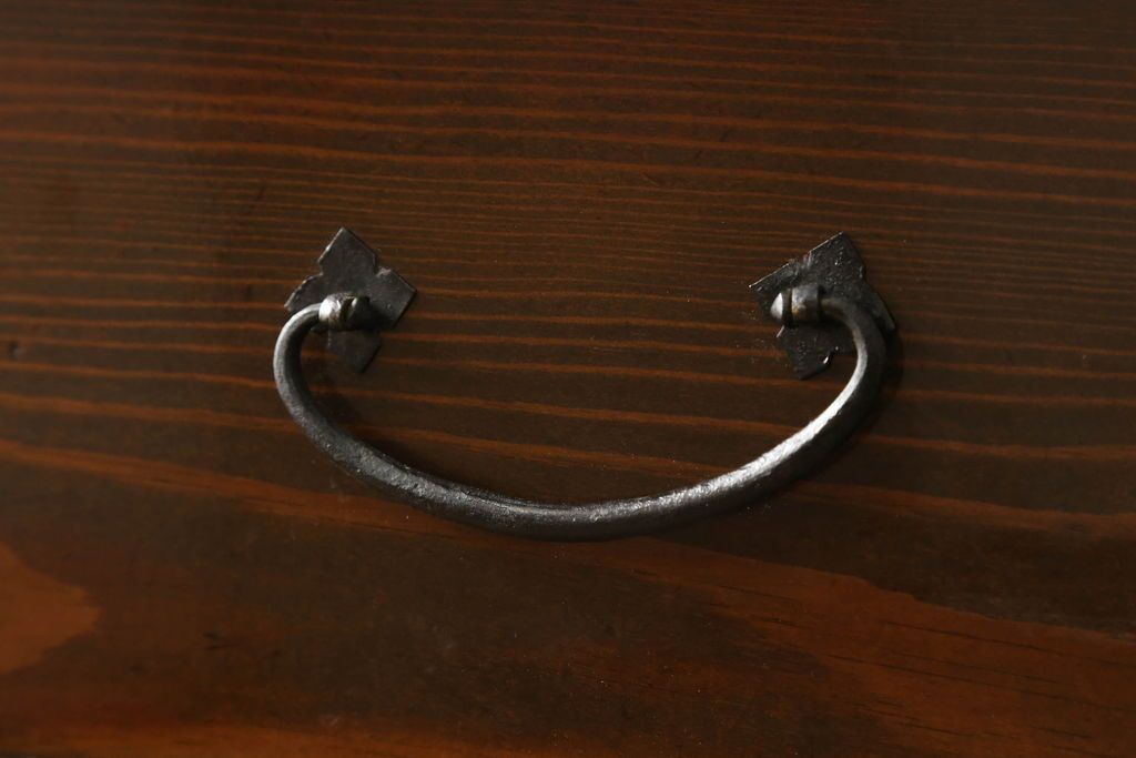 和箪笥を綺麗に再生!閂(かんぬき)は直さずそのままに、色味は本体に合わせて仕上げ。