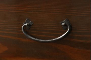 和箪笥を綺麗に再生!閂(かんぬき)は直さずそのままに、色味は本体に合わせて仕上げ。