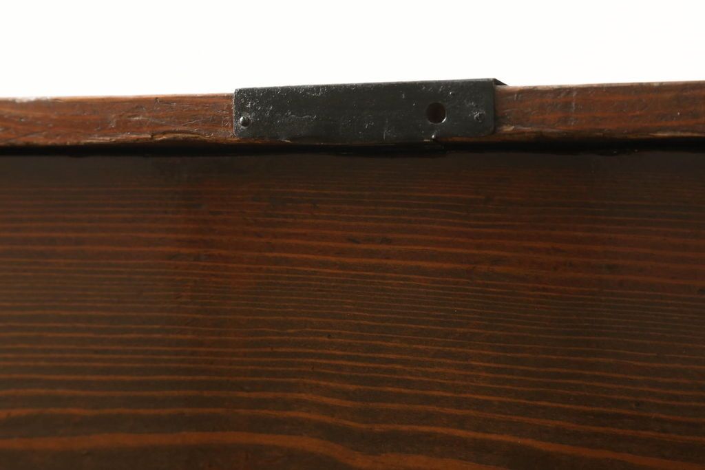 和箪笥を綺麗に再生!閂(かんぬき)は直さずそのままに、色味は本体に合わせて仕上げ。