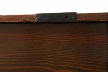 和箪笥を綺麗に再生!閂(かんぬき)は直さずそのままに、色味は本体に合わせて仕上げ。