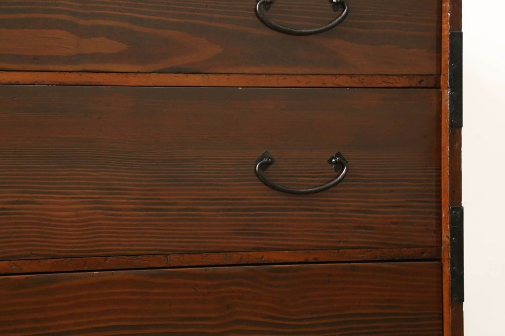 和箪笥を綺麗に再生!閂(かんぬき)は直さずそのままに、色味は本体に合わせて仕上げ。