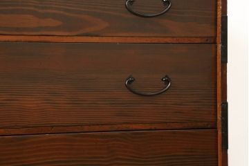 和箪笥を綺麗に再生!閂(かんぬき)は直さずそのままに、色味は本体に合わせて仕上げ。