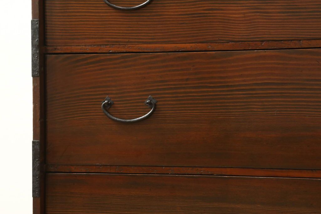 和箪笥を綺麗に再生!閂(かんぬき)は直さずそのままに、色味は本体に合わせて仕上げ。