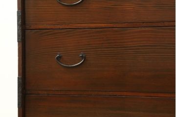 和箪笥を綺麗に再生!閂(かんぬき)は直さずそのままに、色味は本体に合わせて仕上げ。