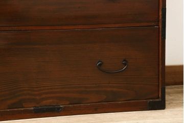 和箪笥を綺麗に再生!閂(かんぬき)は直さずそのままに、色味は本体に合わせて仕上げ。