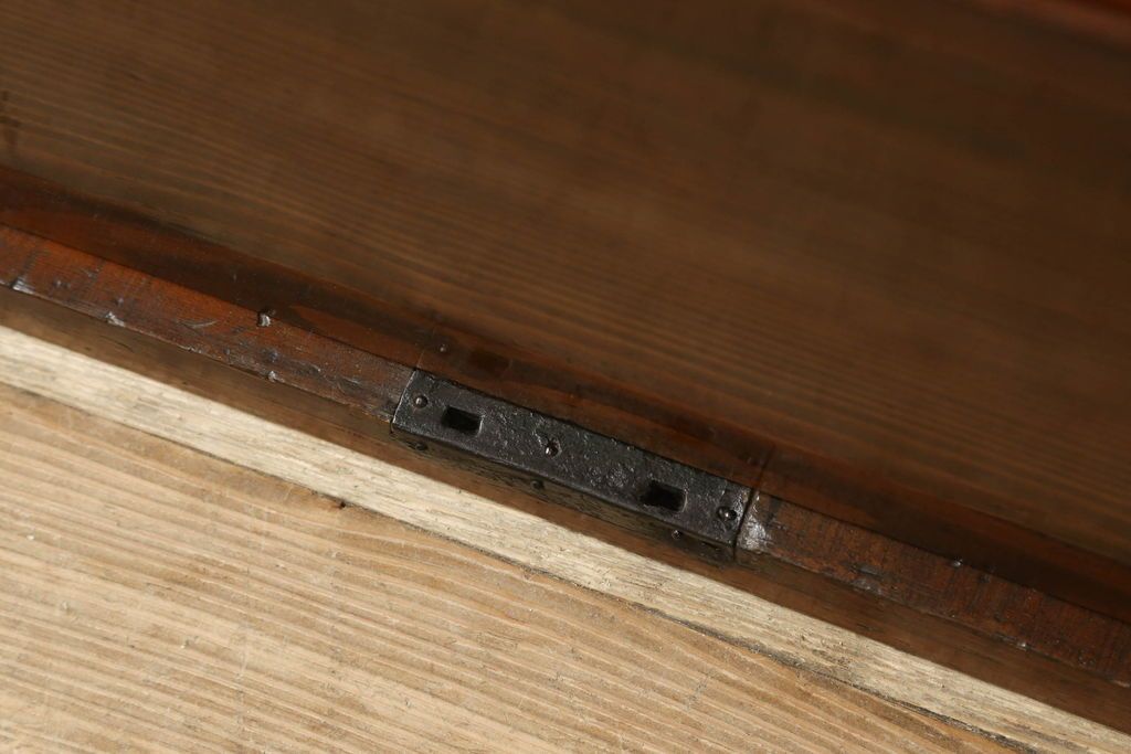 和箪笥を綺麗に再生!閂(かんぬき)は直さずそのままに、色味は本体に合わせて仕上げ。