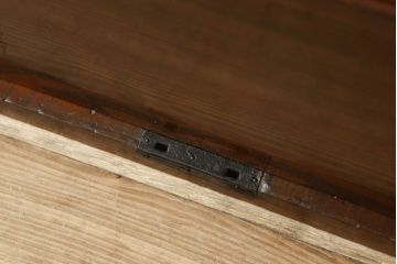 和箪笥を綺麗に再生!閂(かんぬき)は直さずそのままに、色味は本体に合わせて仕上げ。