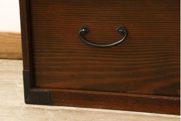 和箪笥を綺麗に再生!閂(かんぬき)は直さずそのままに、色味は本体に合わせて仕上げ。