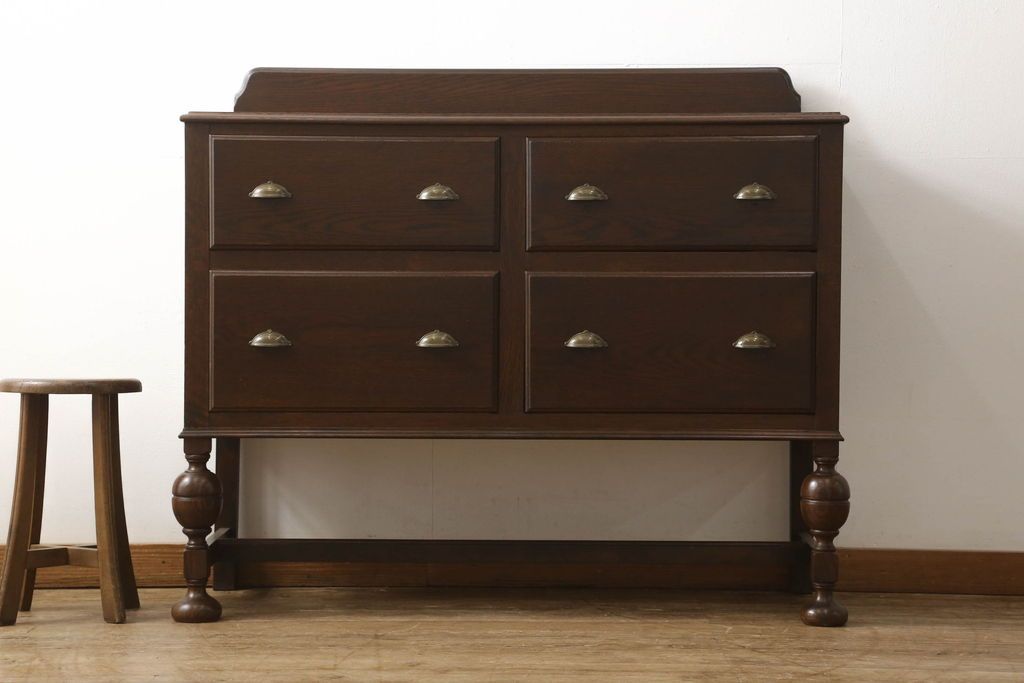 アンティークチェストを綺麗に再生!高品質リペアを施し、天板を塗装。引き出しの取っ手を交換し、現状の色味に仕上げ。