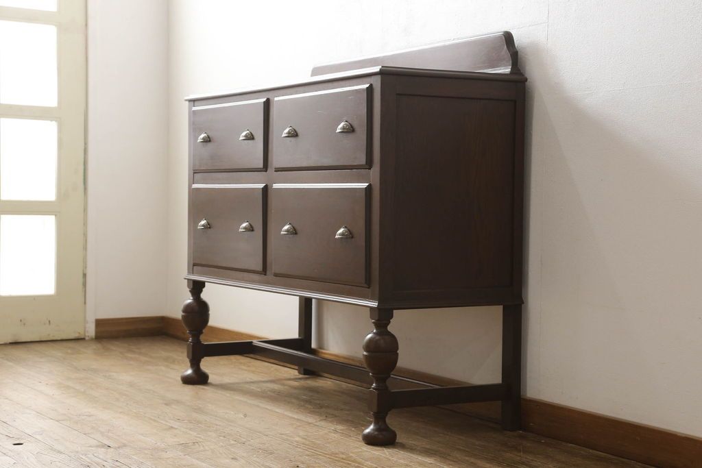 アンティークチェストを綺麗に再生!高品質リペアを施し、天板を塗装。引き出しの取っ手を交換し、現状の色味に仕上げ。