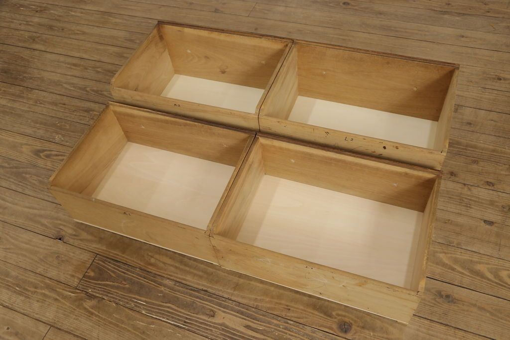 アンティークチェストを綺麗に再生!高品質リペアを施し、天板を塗装。引き出しの取っ手を交換し、現状の色味に仕上げ。