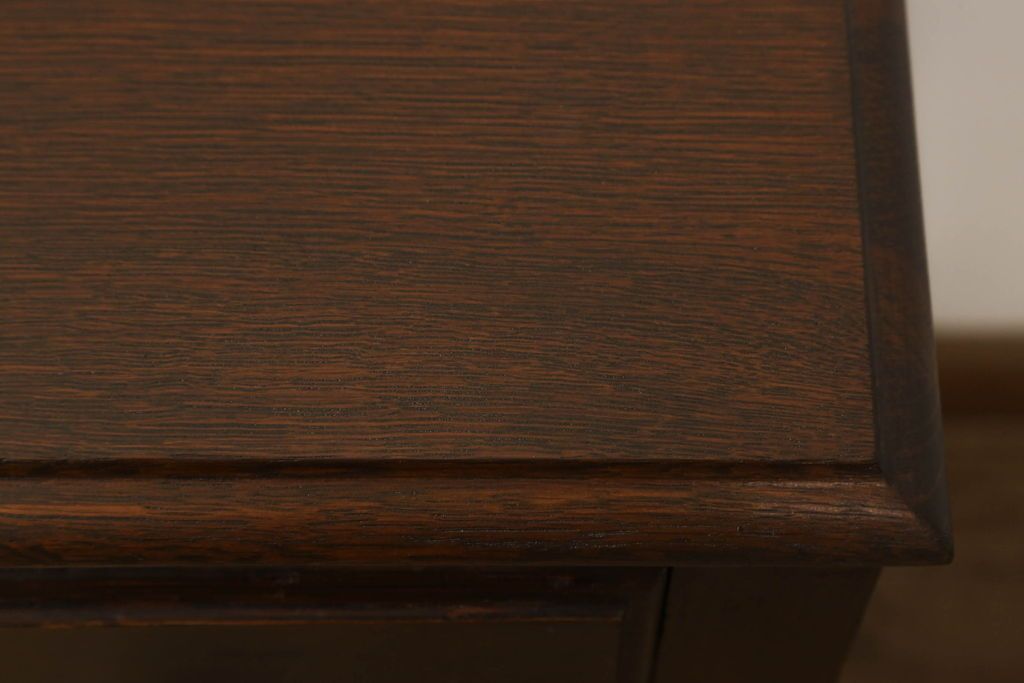 アンティークチェストを綺麗に再生!高品質リペアを施し、天板を塗装。引き出しの取っ手を交換し、現状の色味に仕上げ。