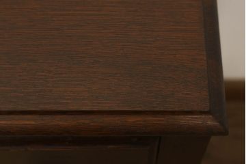 アンティークチェストを綺麗に再生!高品質リペアを施し、天板を塗装。引き出しの取っ手を交換し、現状の色味に仕上げ。