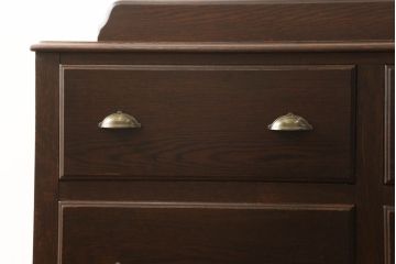 アンティークチェストを綺麗に再生!高品質リペアを施し、天板を塗装。引き出しの取っ手を交換し、現状の色味に仕上げ。