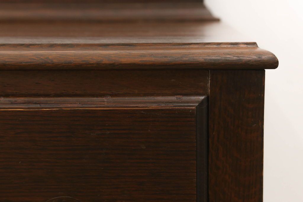 アンティークチェストを綺麗に再生!高品質リペアを施し、天板を塗装。引き出しの取っ手を交換し、現状の色味に仕上げ。