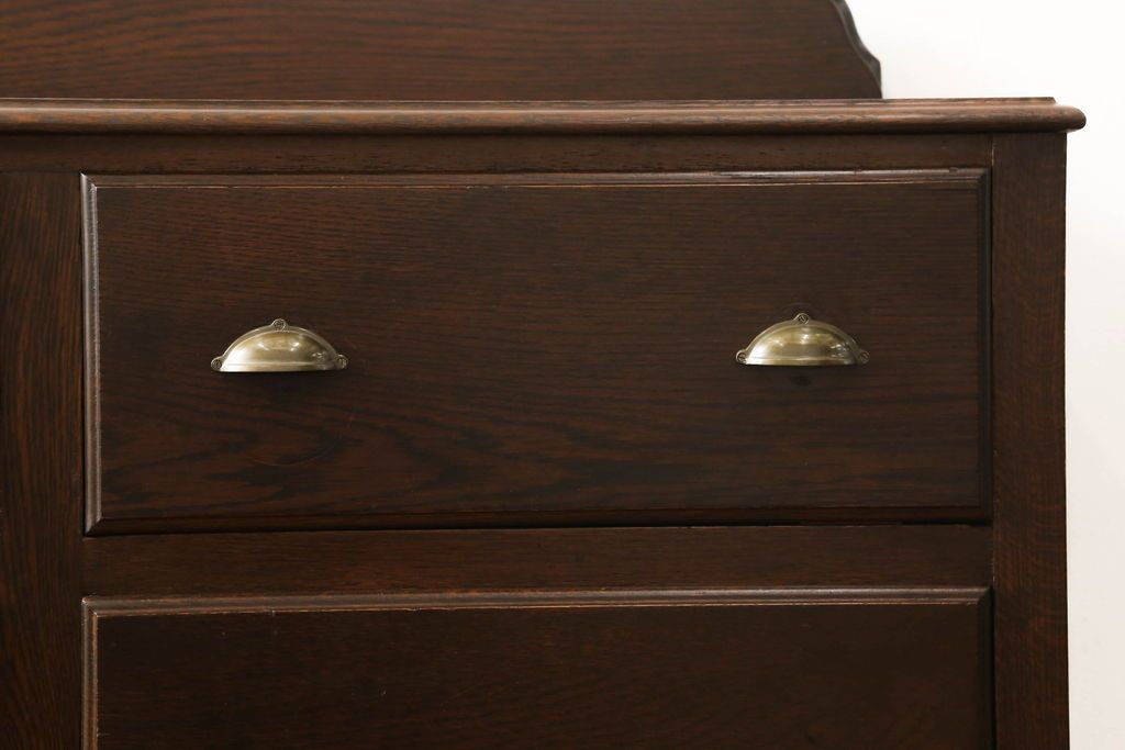 アンティークチェストを綺麗に再生!高品質リペアを施し、天板を塗装。引き出しの取っ手を交換し、現状の色味に仕上げ。