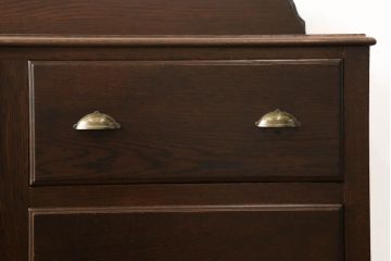 アンティークチェストを綺麗に再生!高品質リペアを施し、天板を塗装。引き出しの取っ手を交換し、現状の色味に仕上げ。