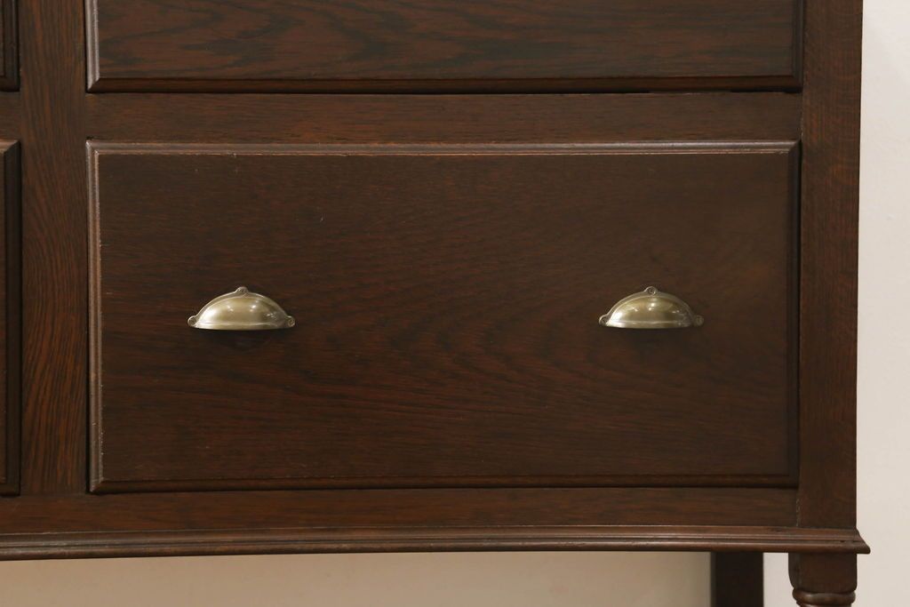 アンティークチェストを綺麗に再生!高品質リペアを施し、天板を塗装。引き出しの取っ手を交換し、現状の色味に仕上げ。