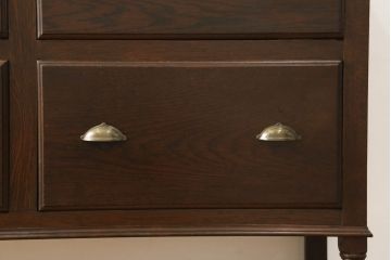 アンティークチェストを綺麗に再生!高品質リペアを施し、天板を塗装。引き出しの取っ手を交換し、現状の色味に仕上げ。