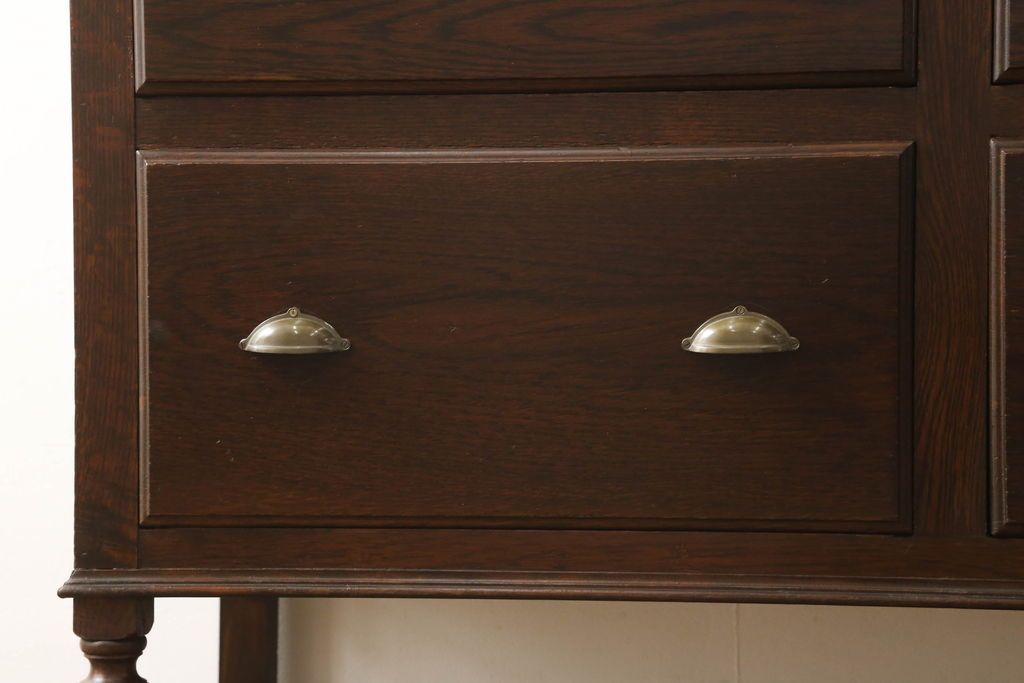 アンティークチェストを綺麗に再生!高品質リペアを施し、天板を塗装。引き出しの取っ手を交換し、現状の色味に仕上げ。