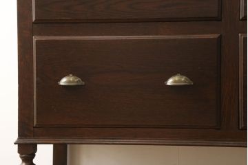 アンティークチェストを綺麗に再生!高品質リペアを施し、天板を塗装。引き出しの取っ手を交換し、現状の色味に仕上げ。